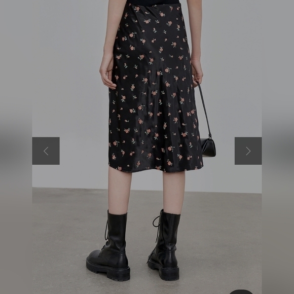 Mo&co Rose Print Slit Skirt XS - Picture 3 of 10
